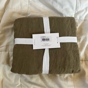 Parachute home linen fitted sheet- Cal king. Surplus green.